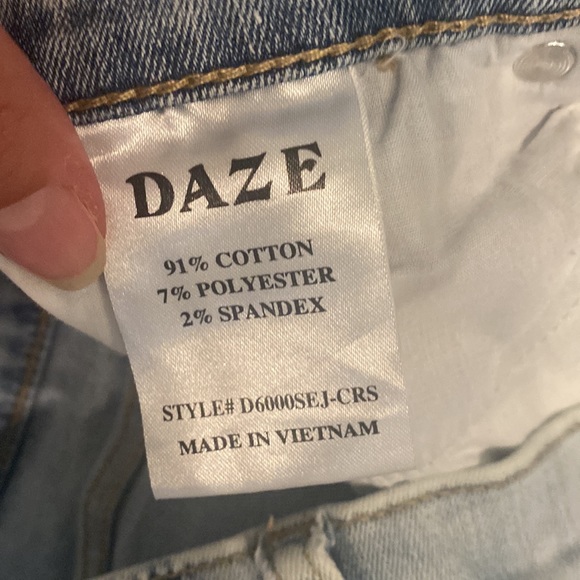 **SOLD** Lulu’s Daze high rise distressed light wash skinny Jean with raw hem - Picture 5 of 9